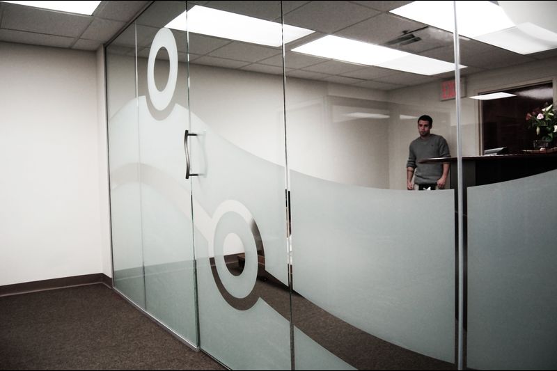 Adhésif dépoli en semi découpe sur vitre