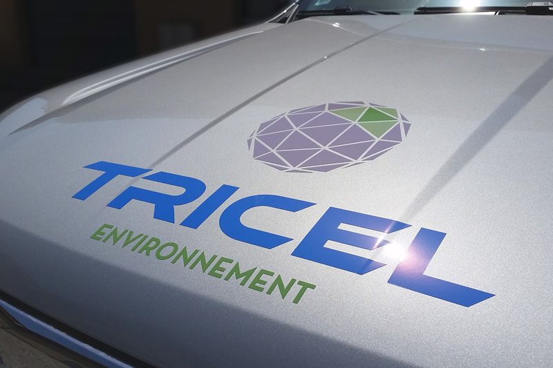 Découpe texte + logo en impression numérique polymère et plastification 