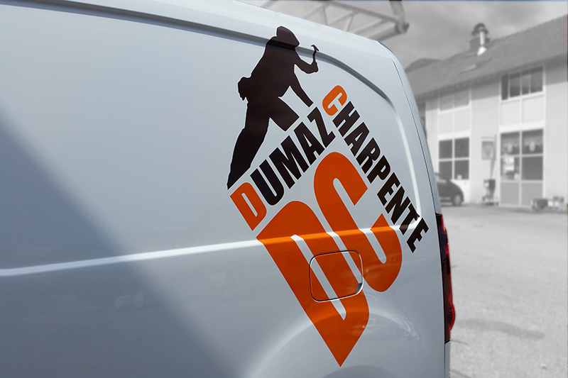 Pose d'un logo adhésif sur arrière véhicule