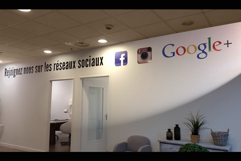 Textes en adhésif polymère, pose murale