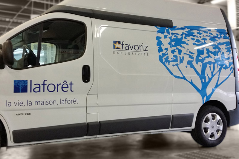 Véhicule LAFORET, pose adhésif pour megamark