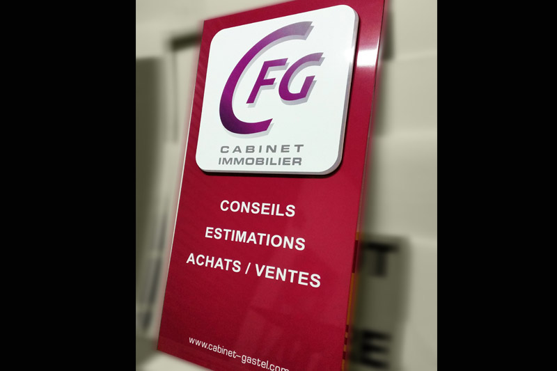 Panneau alu bords pliés, textes adhésifs, avec PVC en relief 10mm