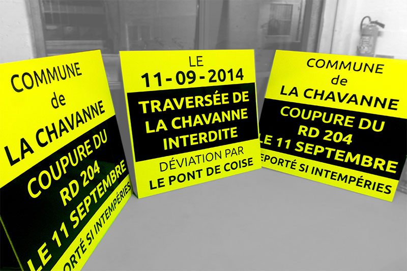 Lettrage et fond adhésif sur panneau alvéolaire 10mm