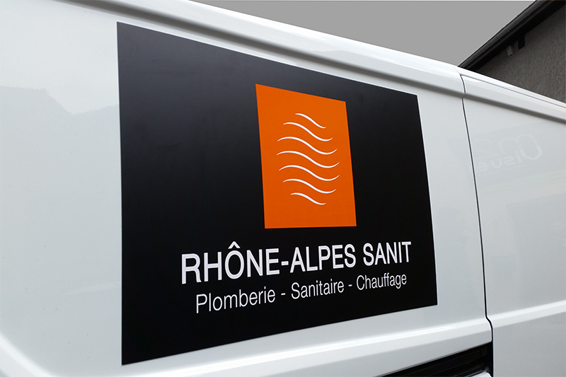 Logo adhésif noir mat, le blanc et l'orange en brillant 