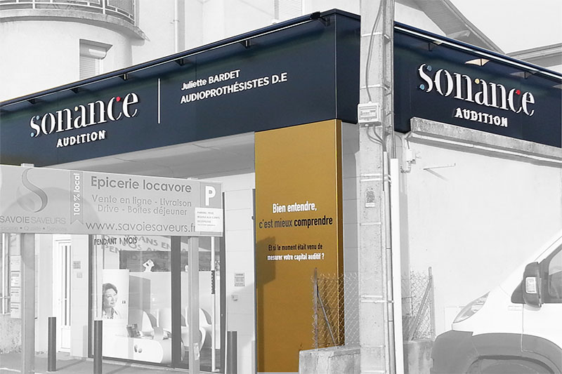 Enseigne tôles alu - texte adhésif et lettres en relief