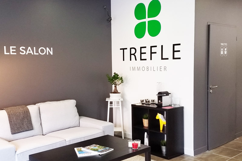 Lettres adhésives en intérieur d'agence immobilière