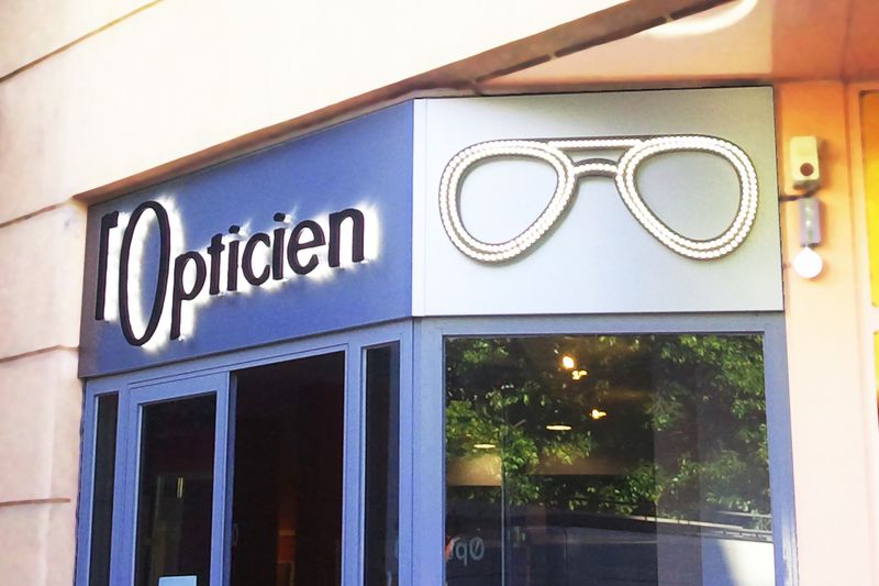 Enseigne lumineuse LED face avant rétro-éclairée sur lettre PVC découpée