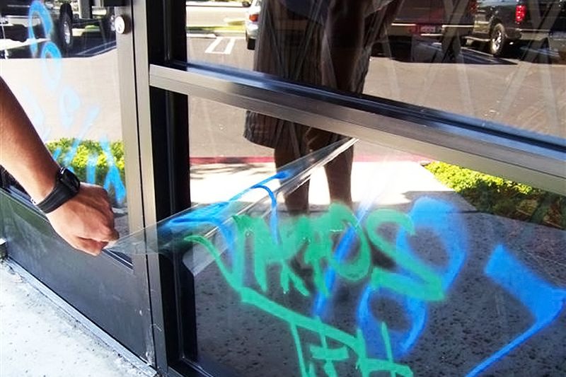 Film anti-graffitis et anti-rayures