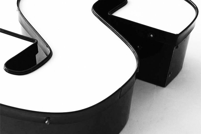 Lettres boîtiers avec face plexiglass pour éclairage néon