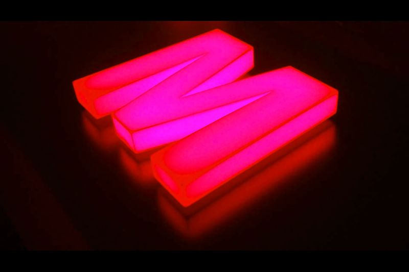 Lettres boîtiers plexiglass avec éclairage par LED