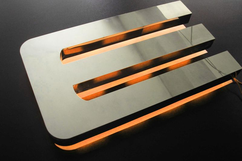 Lettres inox avec éclairage indirect LED