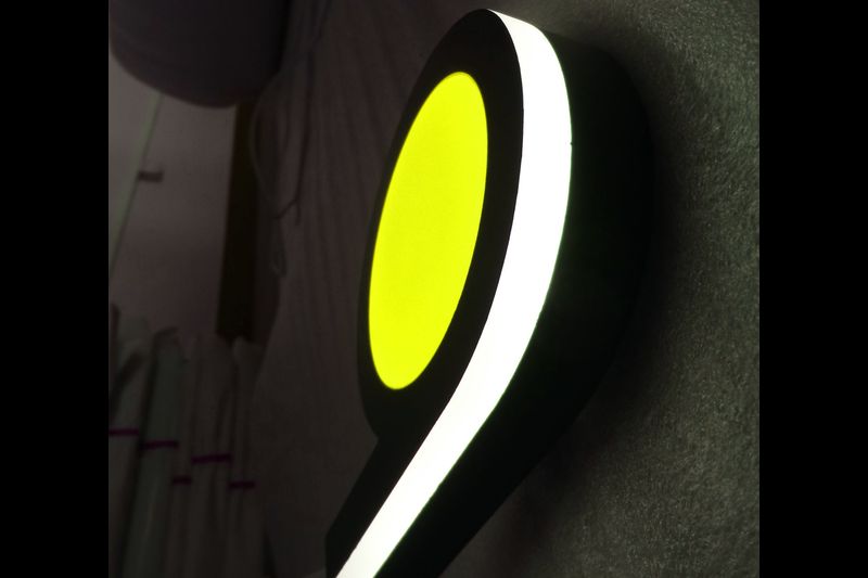 Lettres plexiglass éclairage LED avec recouvrement adhésif