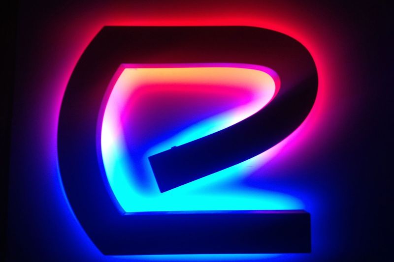 Lettres sur forex découpé avec éclairage indirect LED et entretoise pour décalage