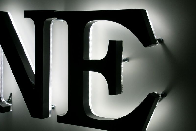 Lettre tôle aluminium et plexiglass avec éclairage LED indirect et tige filetée