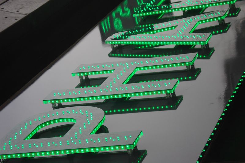 Lettres plexiglass avec face PMMA et éclairage LED